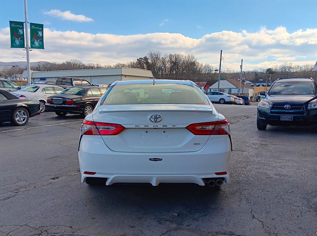 2019 Toyota Camry SE photo 3